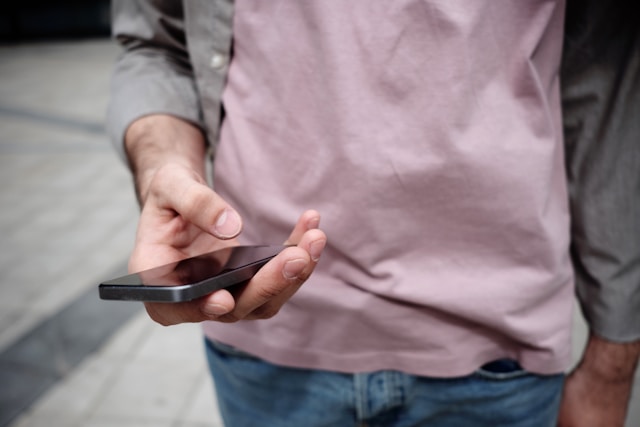 homme avec un mobile dans la main