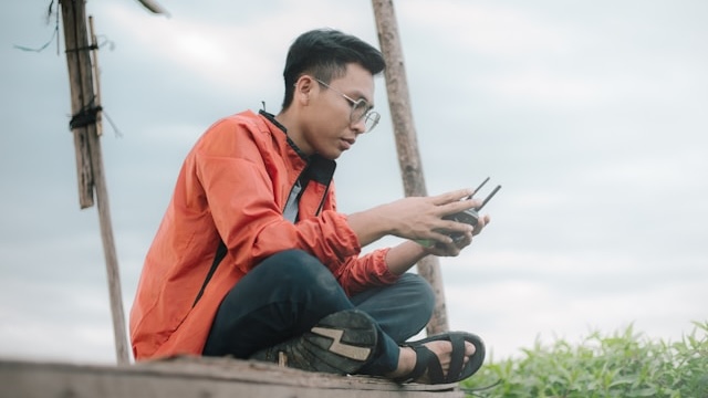 Un homme active la localisation d'un téléphone à distance.