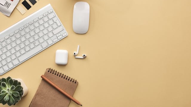 Airpods et clavier avec souris Apple