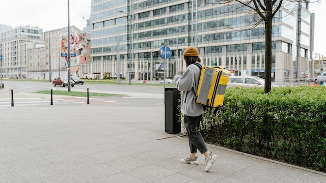 Une femme essaye de localiser son ami en temps réel