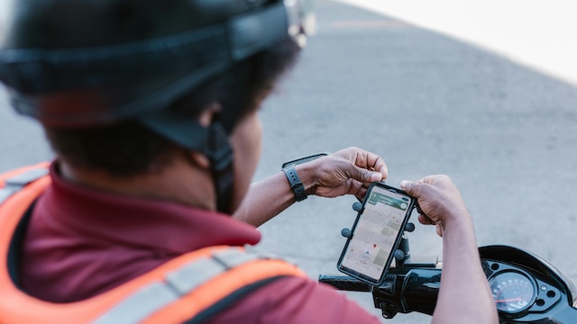 Un homme localise sur son portable