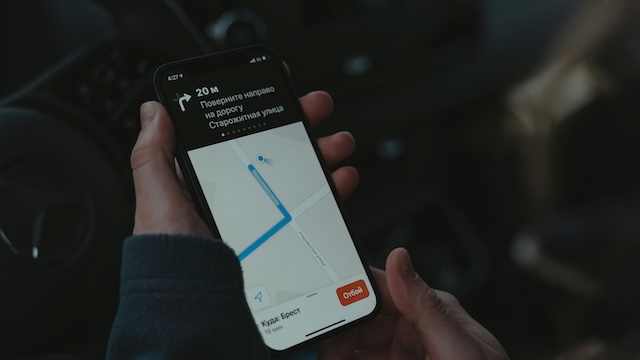 Un homme fait une localisation d'un appareil